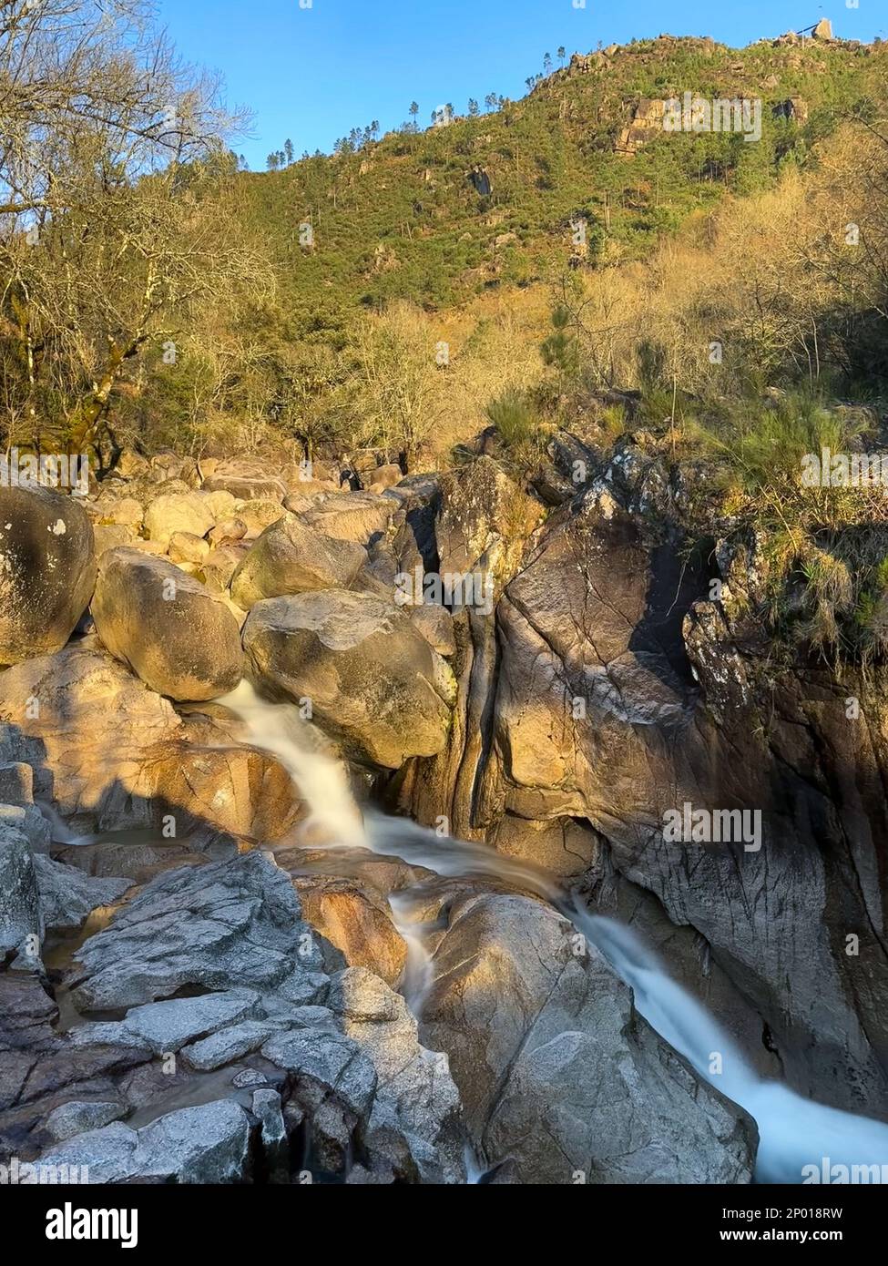 Wasserlauf in der Nähe des Wasserfalls Fecha de Barjas (auch bekannt als Tahiti-Wasserfall) in den Bergen des Peneda-Geres-Nationalparks, Portugal. Stockfoto