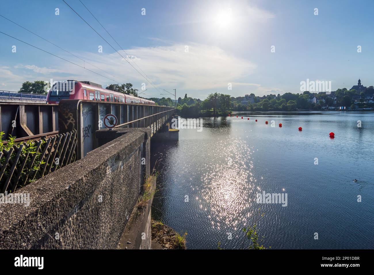 Wetter (ruhrgebiet): see Harkortsee am Ruhrgebiet, Blick auf die Stadt Wetter, Eisenbahnbrücke, Regionalzug im Ruhrgebiet, Nordrhein-Westfalen, Nordrhein-Westpha Stockfoto