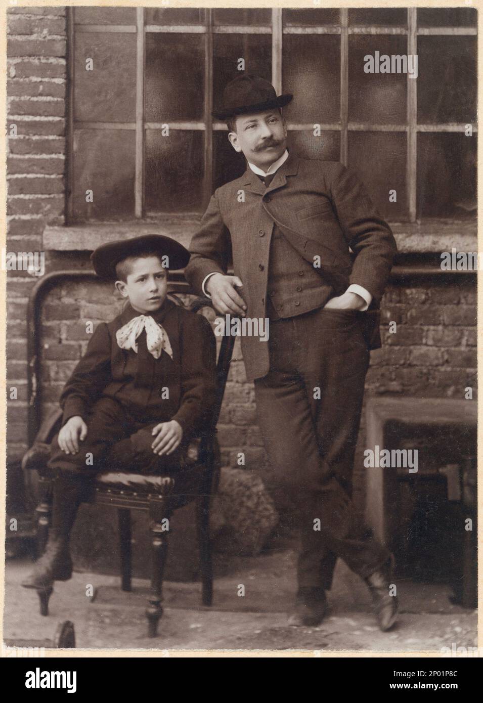 Ca. 1900 , Legnano , Italien : Vater mit Sohn - PADRE e FIGLIO - parenti - FAMIGLIA - FAMILIE - COPPIA - PAAR - Duo - Cravatta - Krawatte - Kragen - colletto - cappello - bambino - Hut - Kinder - BELLE EPOQUE ----- Archivio GBB Stockfoto