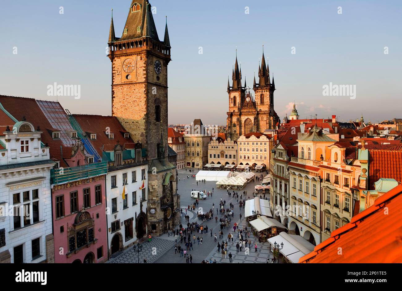 Der Altstädter Ring mit der alten Stadt Councilhouse und der Teynkirche. Prag. Tschechische Republik Stockfoto