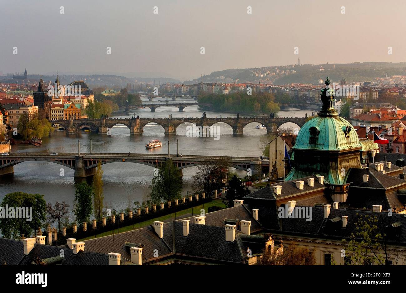 Brücken über den Fluss Vltrava. Die zweite Brücke ist Charles Bridge.Prague. Tschechische Republik Stockfoto