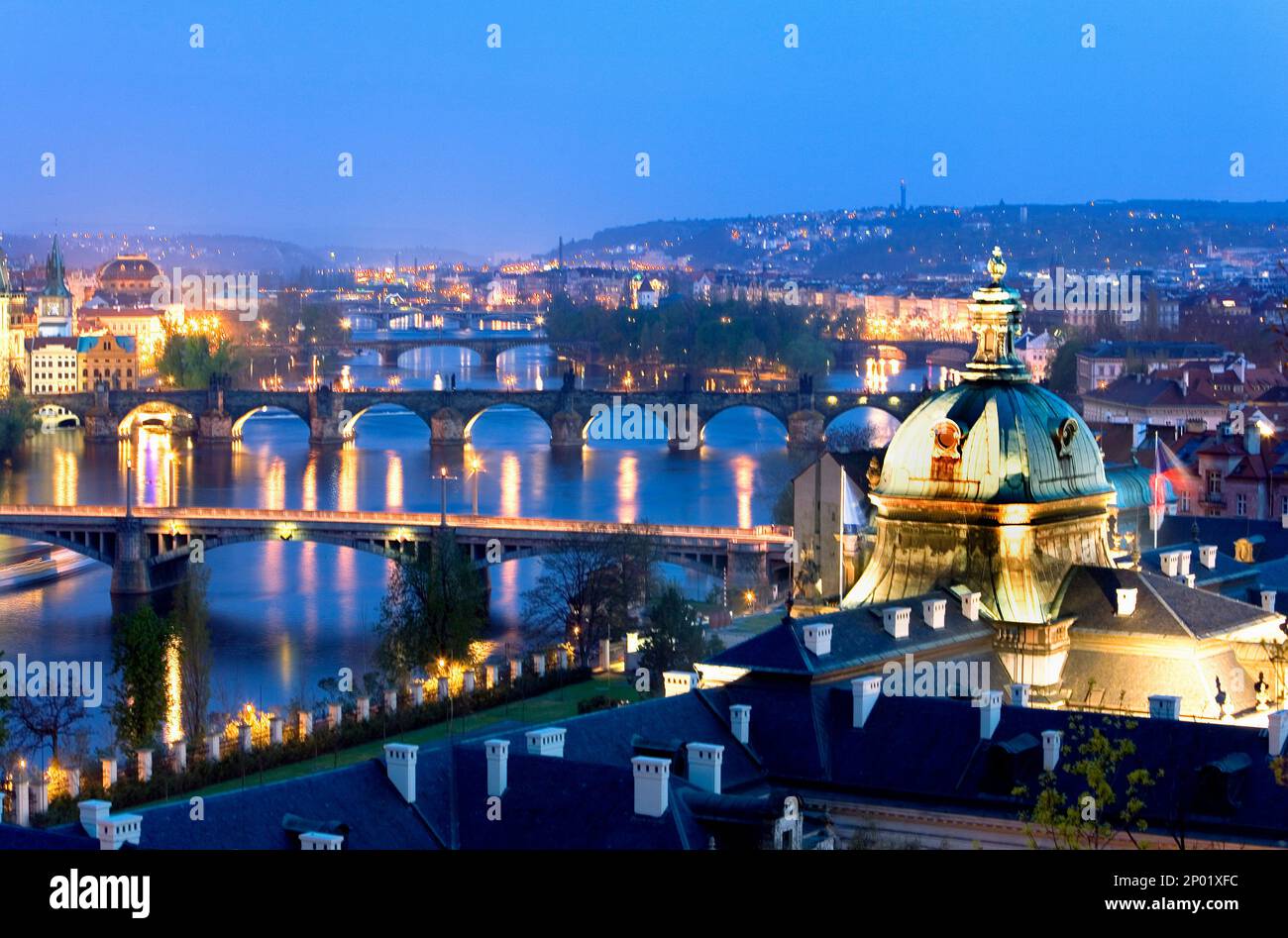 Brücken über den Fluss Vltrava. Die zweite Brücke ist Charles Bridge.Prague. Tschechische Republik Stockfoto