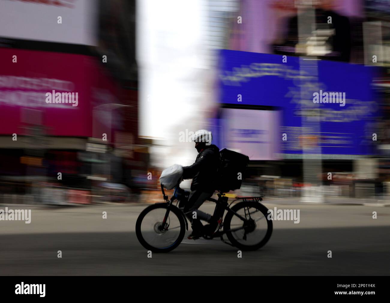 New York, Usa. 02. März 2023. Am Donnerstag, den 2. März 2023, fahren Lieferarbeiter auf dem Fahrrad auf der Seventh Avenue am Times Square in New York City. Der Stadtrat stimmte am Donnerstag für das Verbot des Verkaufs von Lithium-Ionen-Batterien für den zweiten Gebrauch, die in E-Bikes verwendet werden, und erklärte, dass die neu konfigurierten Batterien eine gefährliche Brandgefahr darstellen. Foto: John Angelillo/UPI Credit: UPI/Alamy Live News Stockfoto