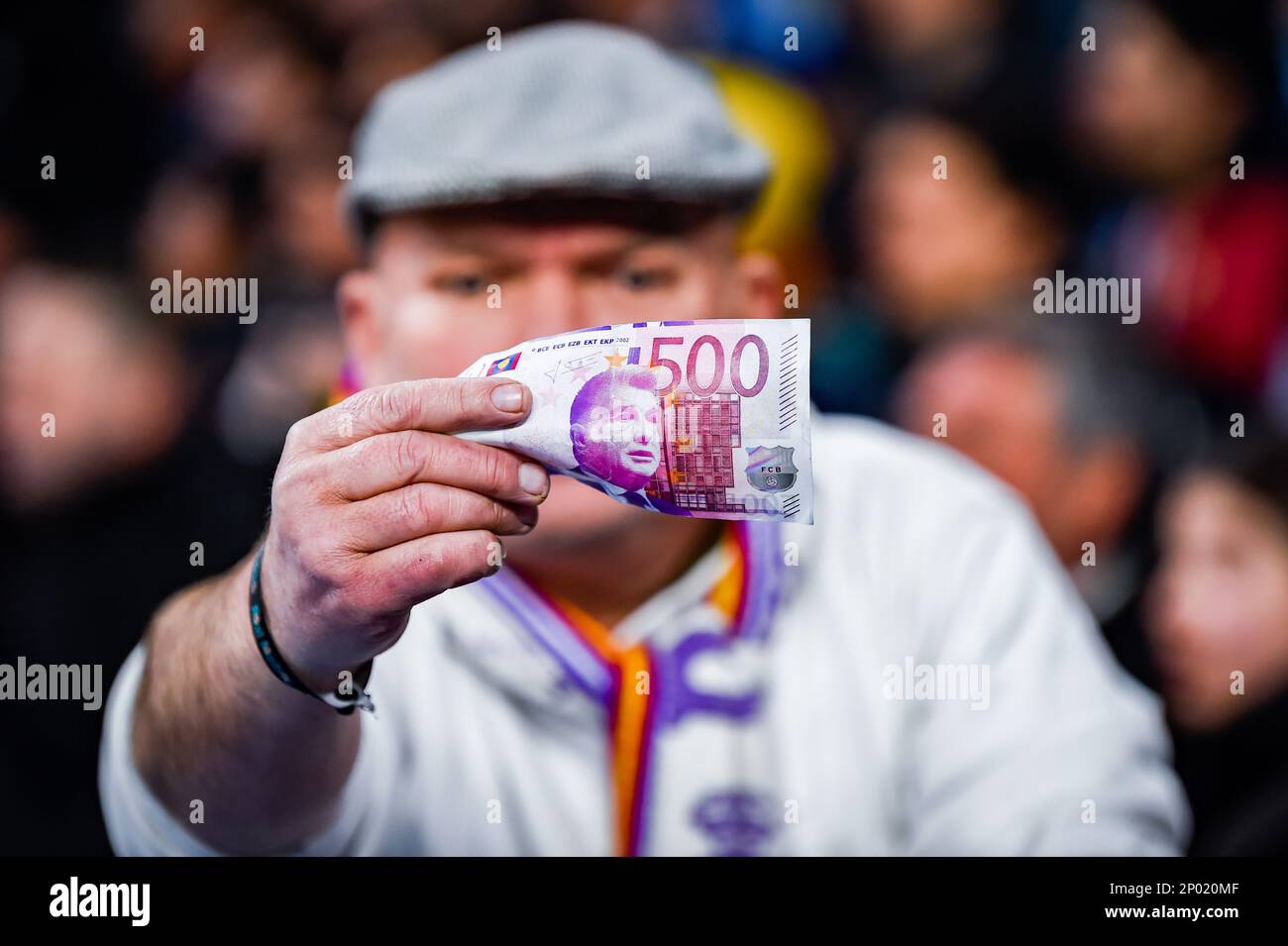 Madrid, Madrid, Spanien. 2. März 2023. Ein Real Madrid-Fan-Protest gegen den Korruptionsfall, an dem das Barcelona-Fußballteam beteiligt war und in dem während des Fußballspiels zwischen Real Madrid und Barcelona eine Banknote mit dem Gesicht von Präsidentin Joan Laporta gezeigt wurde, gültig für das Halbfinale des spanischen Pokals „Copa del Rey“, das in Madrid gefeiert wurde, Spanien im Bernabeu-Stadion am Donnerstag, den 02. März 2023 (Kreditbild: © Alberto Gardin/ZUMA Press Wire), NUR REDAKTIONELLE VERWENDUNG! Nicht für den kommerziellen GEBRAUCH! Stockfoto