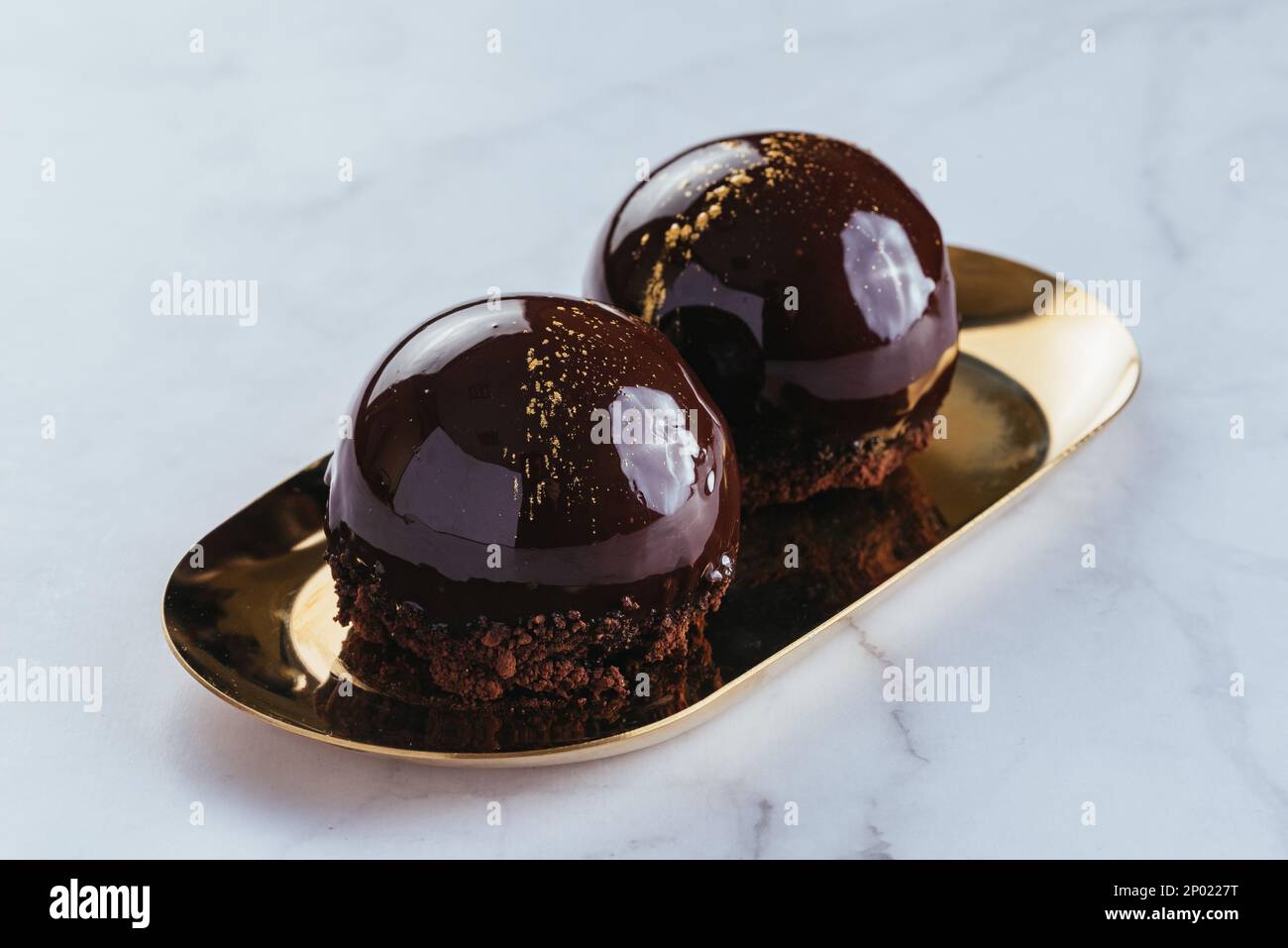 Frische köstliche Desserts auf hellem Hintergrund Stockfoto