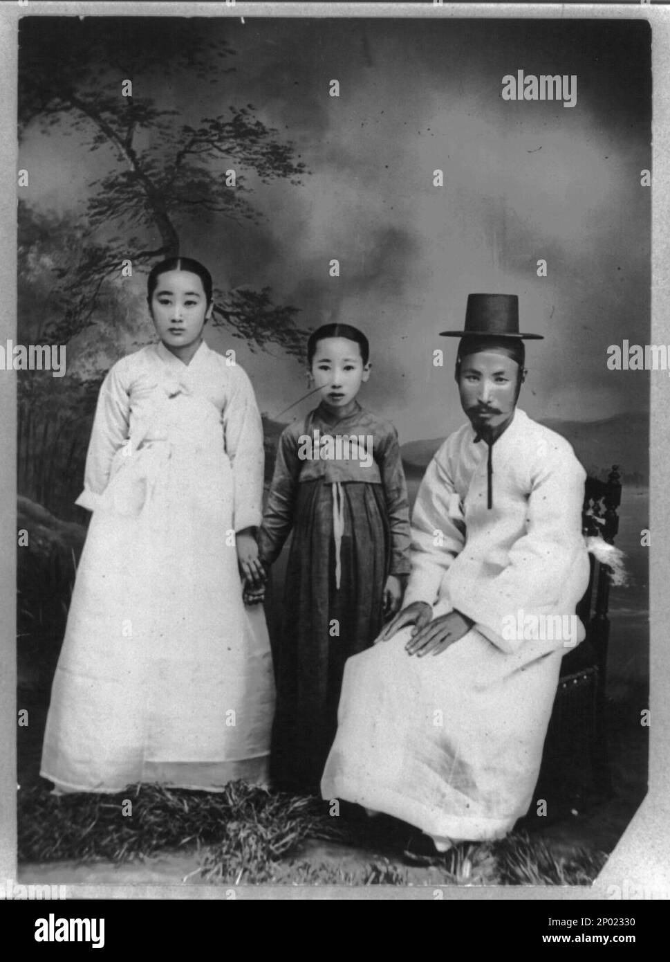 Korea. Korea, Frank und Frances Carpenter Collection, Bildkarten-Aufzeichnungen: Familiengruppen 1910-1920; Väter und Kinder 1910-1920. Regal. Stockfoto
