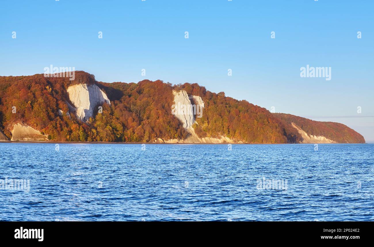 Ostseeküste mit Rügen (unter Denkmalschutz stehenden Häusern Rugia, Rügen) Kreidefelsen bei Sonnenaufgang, Deutschland. Stockfoto