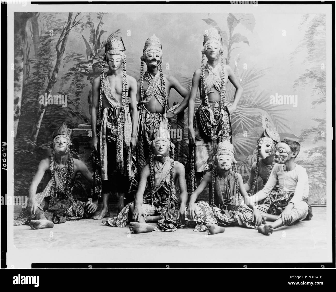 Maskierte Männer des Theaters, die in "Topéing", Java, Indonesien, auftreten. Frank and Frances Carpenter Collection, Theaterproduktionen, Indonesien, Java, 1900-1930. Stockfoto