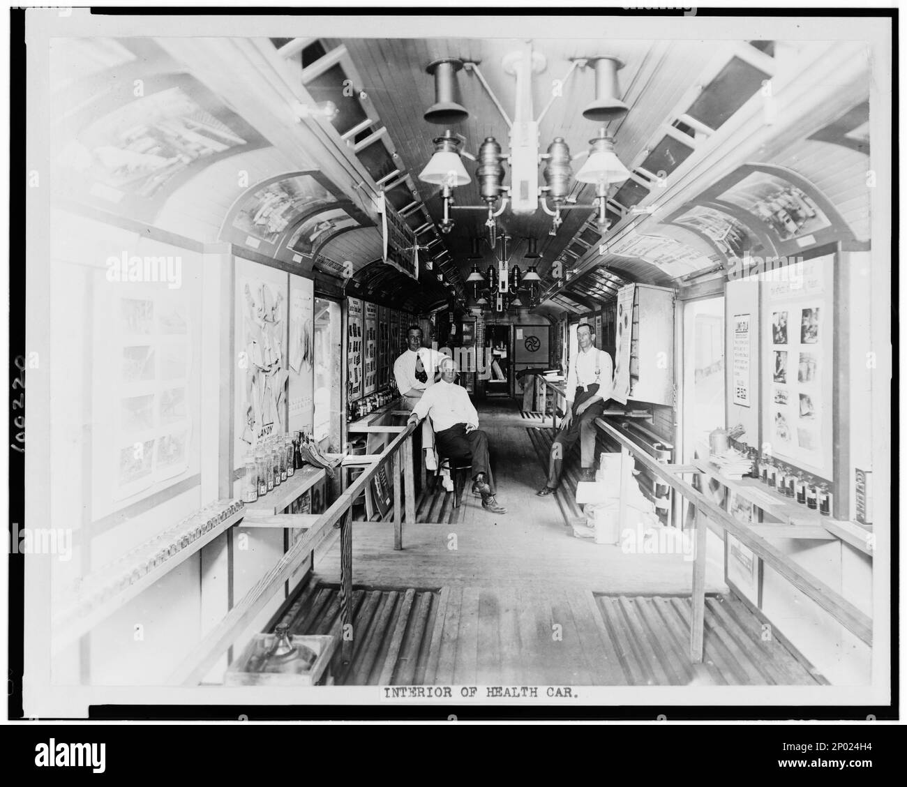 Das Innere des Krankenkraftwagens. Frank und Frances Carpenter Collection, Gesundheitseinrichtungen, 1910-1930, Eisenbahnwagen, 1910-1930. Stockfoto