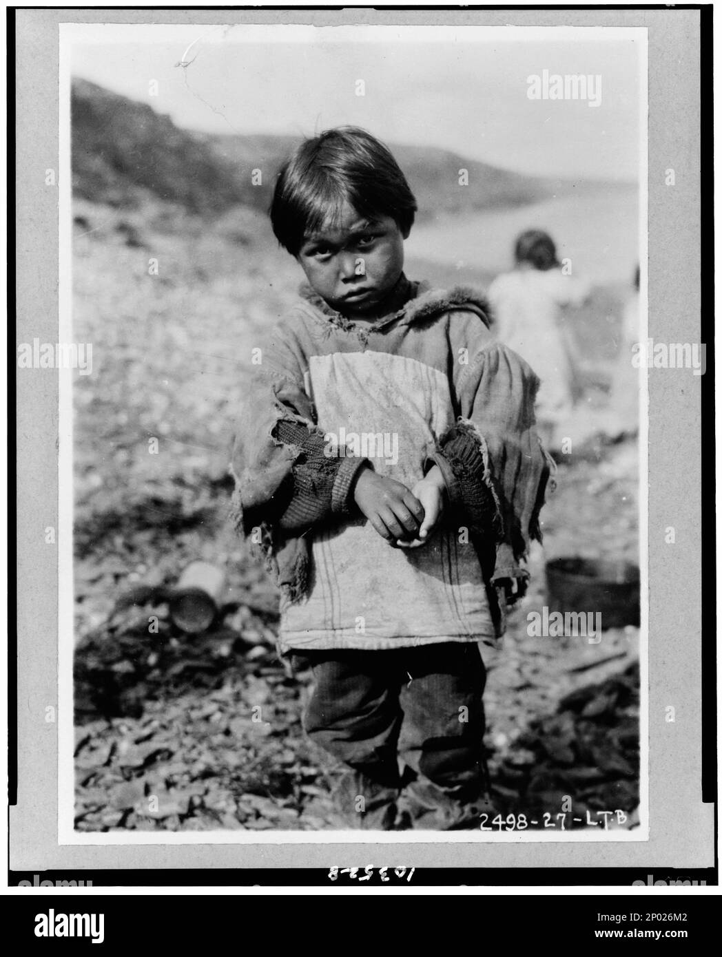 Eskimo-Boy in zerfetzter Kleidung aus Mehlsäcken, Belcher Islands, Northwest Territories, Kanada. Nr. 2498-27-L.T.B, Frank and Frances Carpenter Collection, Foto vom kanadischen Innenministerium. Eskimos, Kinder, Nordwest-Territorien, Belcher-Inseln, 1920-1930. Stockfoto