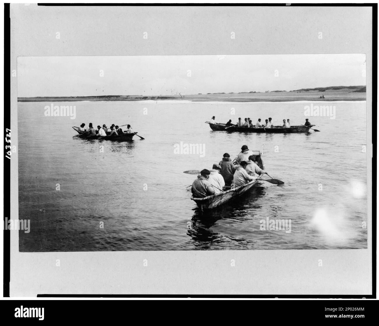 Eskimos in "Frauenbooten", Kanada. Frank and Frances Carpenter Collection, Foto vom Canadian National Museum, Eskimos, Kanada, 1890-1930, Boote, Kanada, 1890-1930, Transport, Kanada, 1890-1930. Stockfoto
