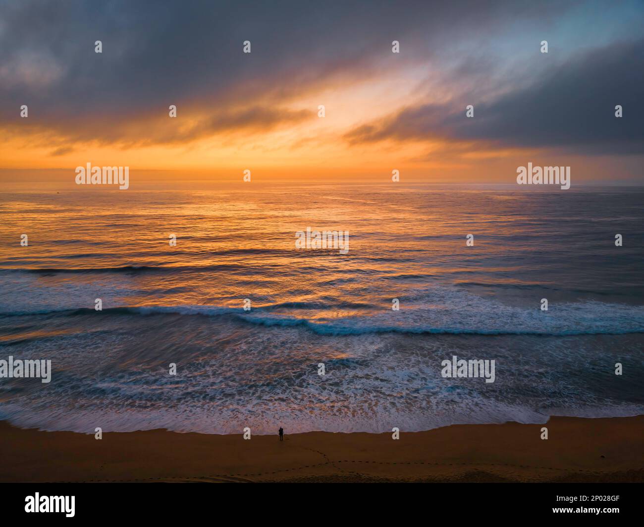 Sonnenaufgang mit Wolken, Nebel und Dunst am Wamberal Beach an der Central Coast, NSW, Australien. Stockfoto