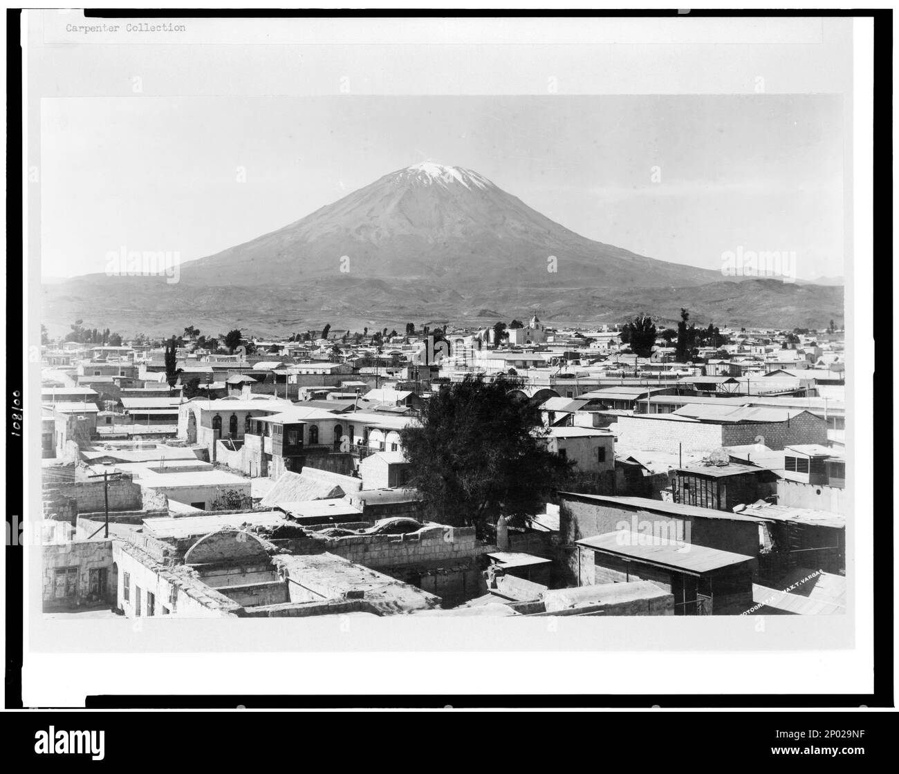 Blick auf den Vulkan Arequipa und Misti, Peru / fotografia Max. T. Vargas... Frank and Frances Carpenter Collection, Volcanoes, Peru, Arequipa, 1890-1930, Arequipa (Peru), 1890-1930. Stockfoto