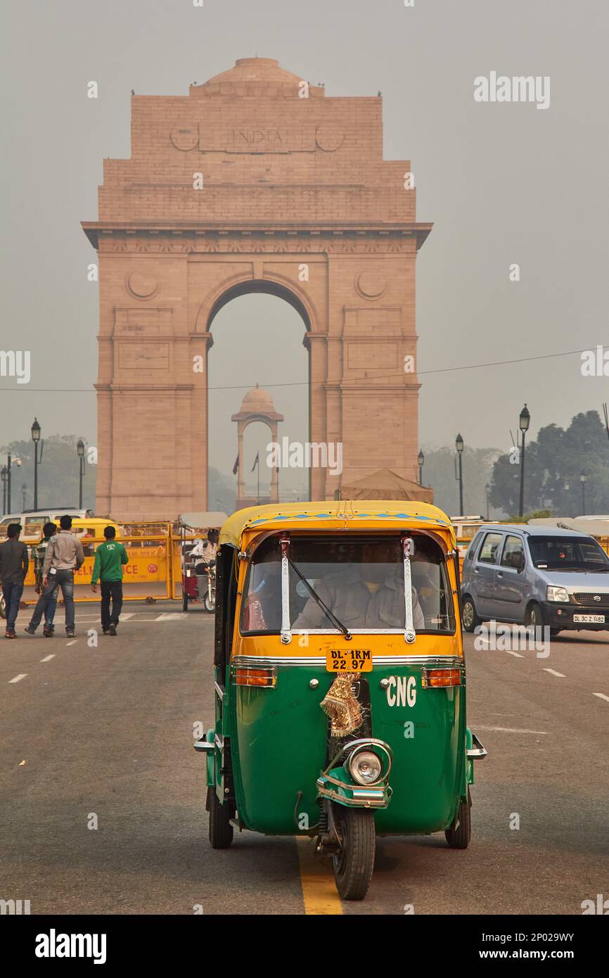 Auto-Rickshaw vor India Gate und dem Canopy in Delhi, Indien Stockfoto