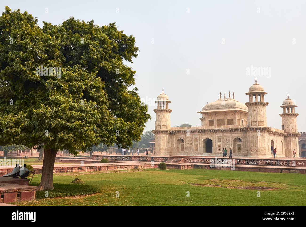Das wunderschöne Baby Taj, auch bekannt als das Grab von Itmad-ud-Daula, und seine umliegenden Gärten in Agra, Indien Stockfoto