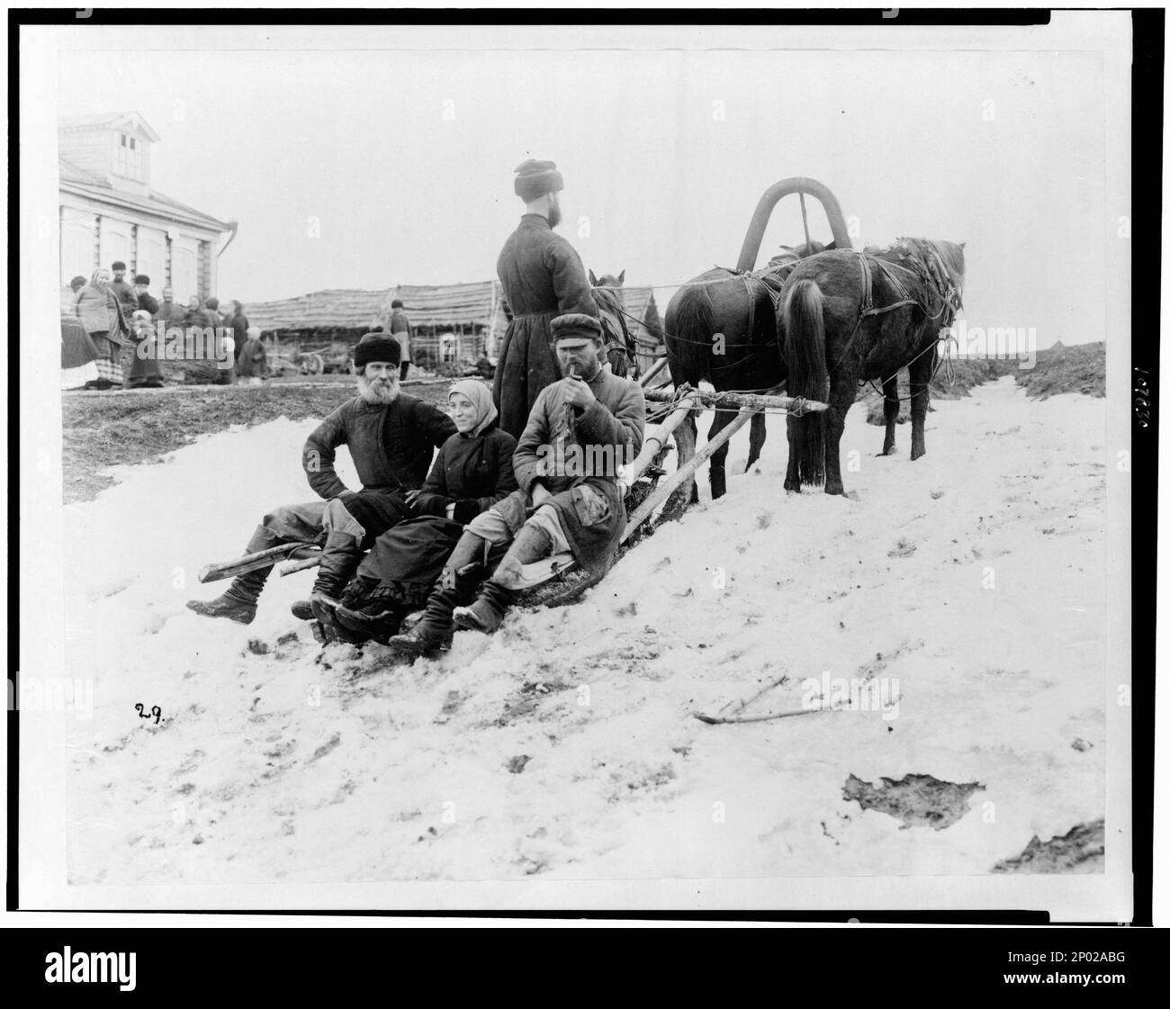 Vier Leute auf der Troika, in Schnee, Russland. Frank and Frances Carpenter Collection, Nr. 29, Schlitten & Schlitten, Russland, 1880-1930, Transport, Russland, 1880-1930, Bekleidung & Kleidung, Russland, 1880-1930, Pferdeteams, Russland, 1880-1930. Stockfoto