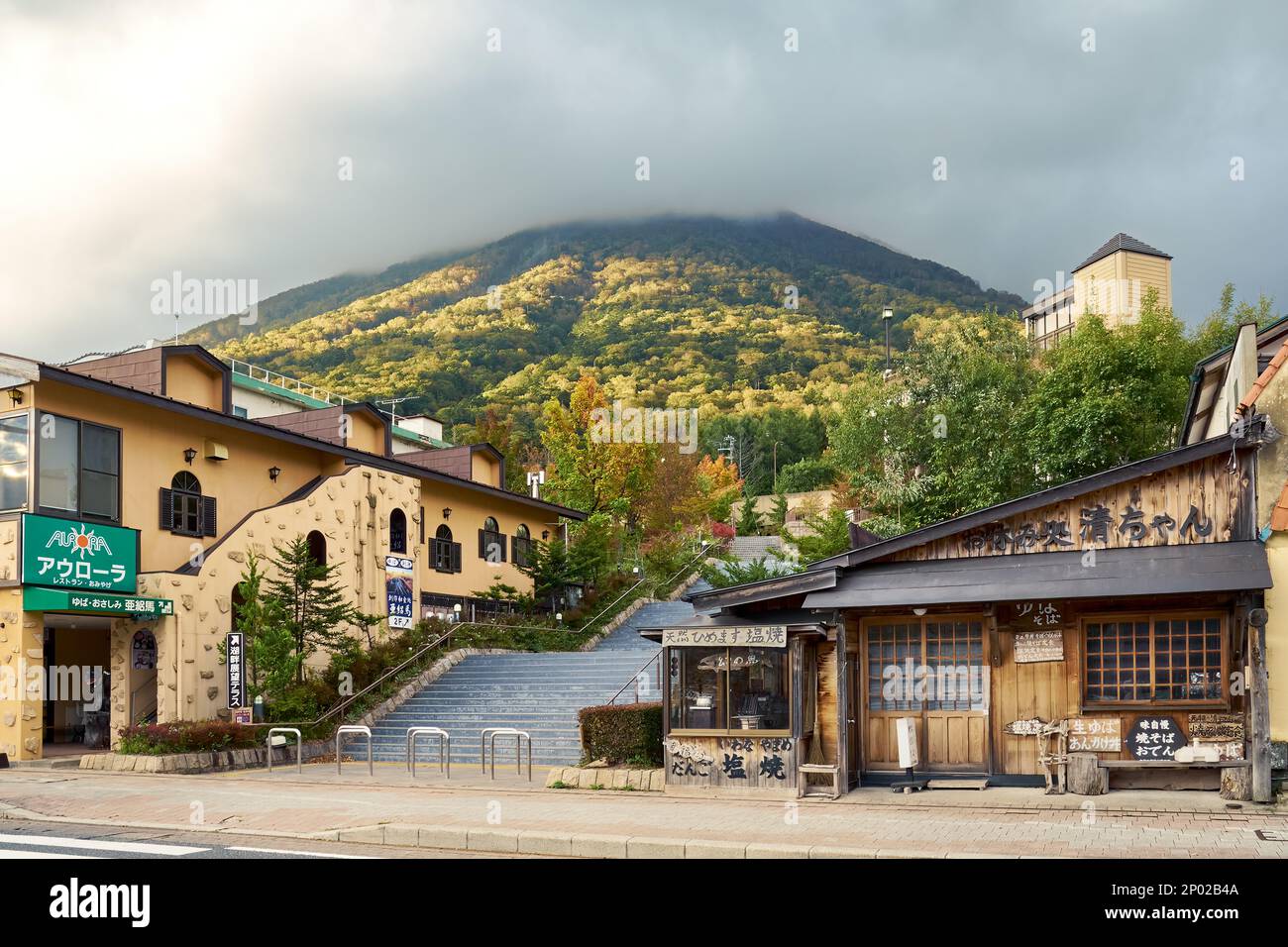 Im Herbst fallen Bäume auf den Bergen über der Stadt Chuzenjiko Onsen in Nikko, Japan Stockfoto