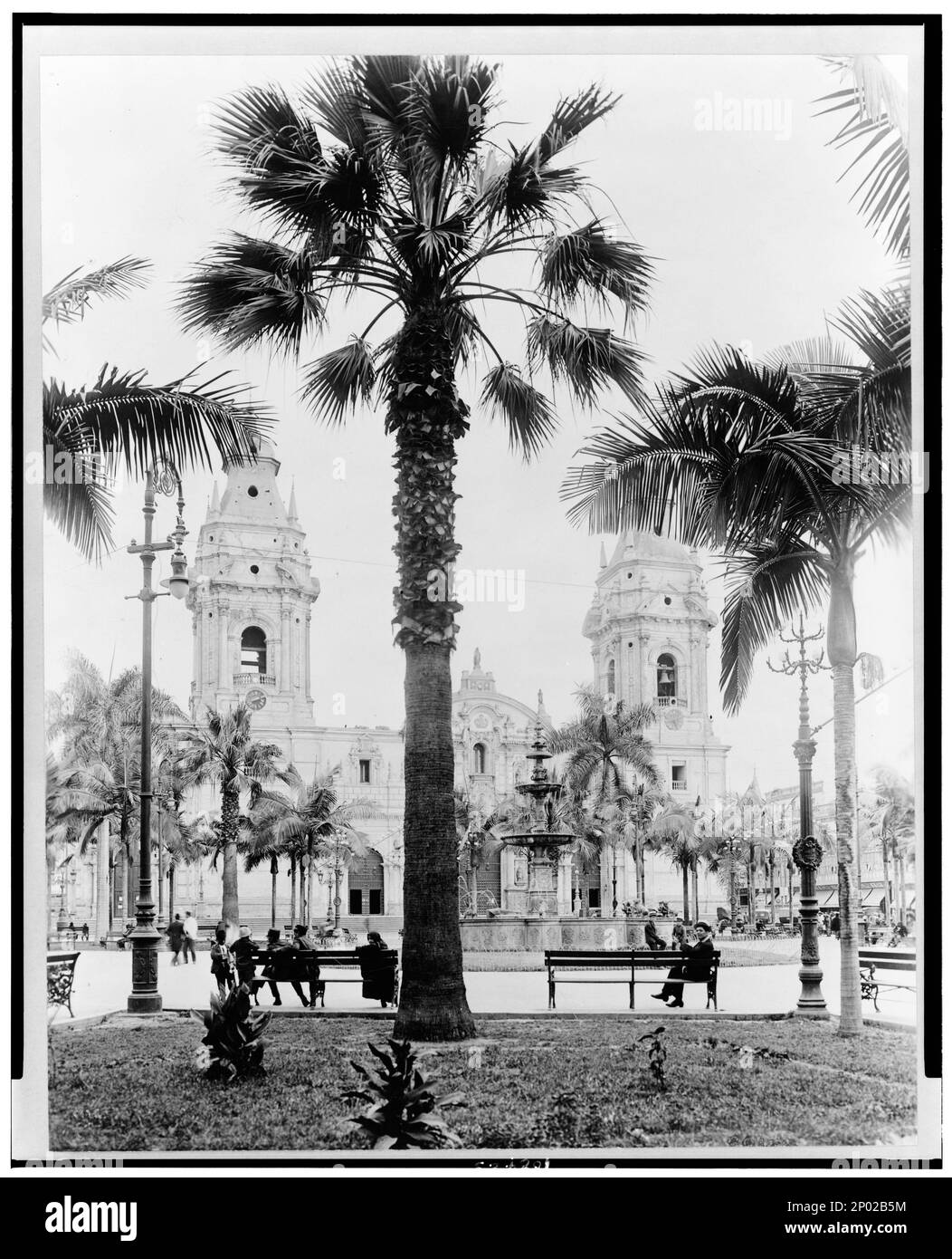 Kathedrale auf der Plaza de Armas, Lima, Peru. Frank and Frances Carpenter Collection, Copyright by Publishers Photo Service, New York City, Cathedrals, Peru, Lima, 1900-1930, Plazas, Peru, Lima, 1900-1930, Palms, Peru, Lima, 1900-1930. Stockfoto