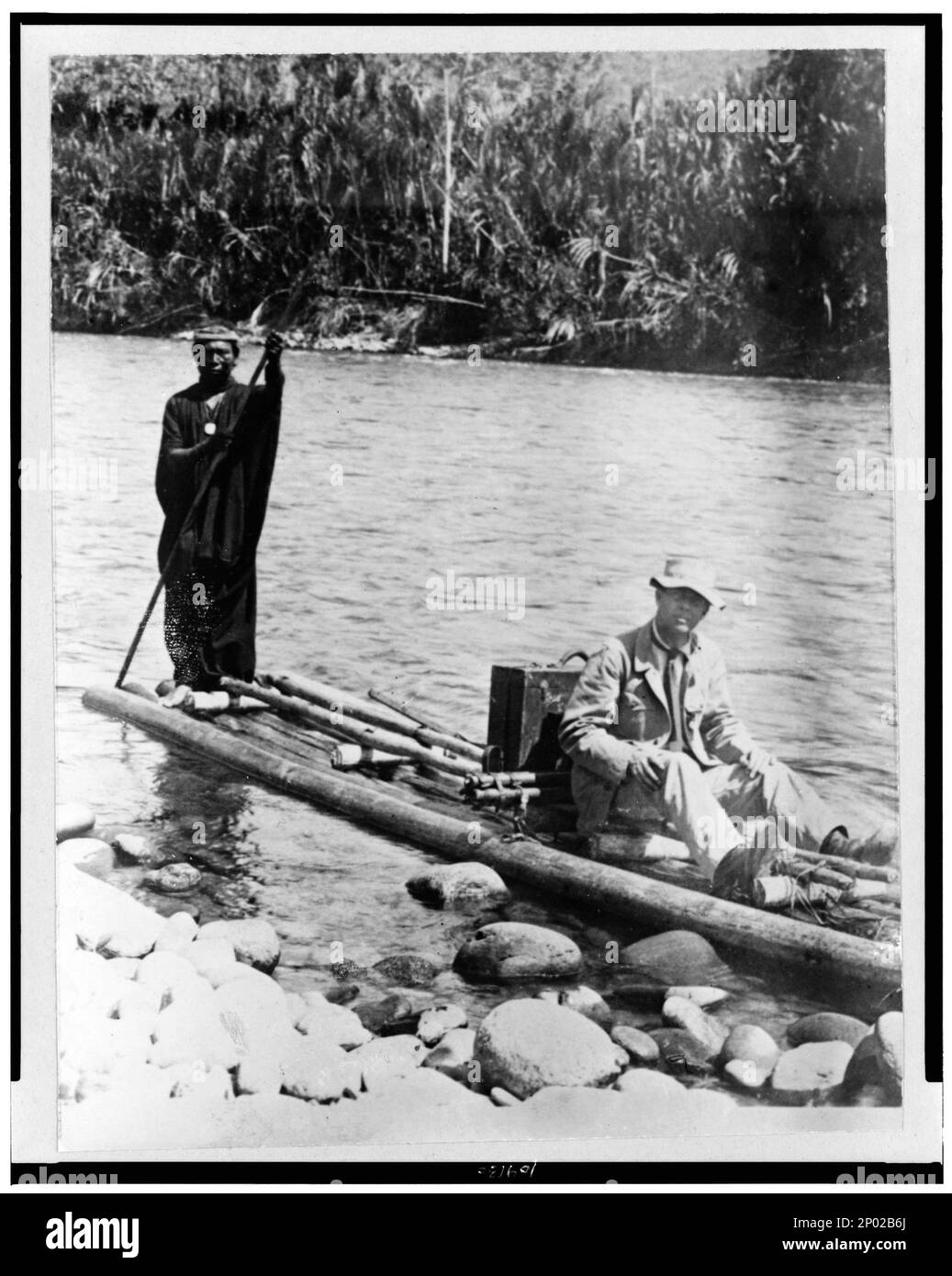 Entdecker, mit Indianern, auf einem Floß, im Amazonas-Dschungel, Südamerika. Frank and Frances Carpenter Collection, Foto von Keystone View Co, Indians of South America,Brasilien,Transportation,1890-1930, Explorers,Brasilien,1890-1930, Rafts,Brasilien,1890-1930. Stockfoto
