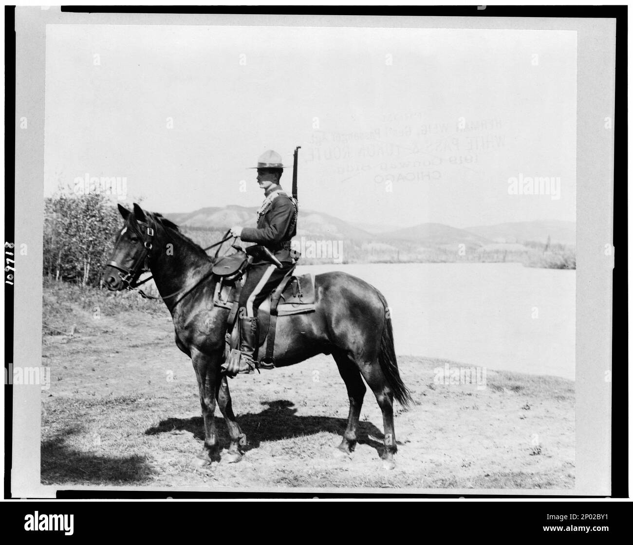 Der kanadische Nordwesten besetzte Polizisten zu Pferd, Dawson, Yukon Territory, Kanada. Frank and Frances Carpenter Collection, Royal Canadian Mounted Police, People, Yukon Territory, Dawson, 1910-1920, Reiten, Yukon Territory, Dawson, 1910-1920, Mounted Police, Yukon Territory, Dawson, 1910-1920. Stockfoto
