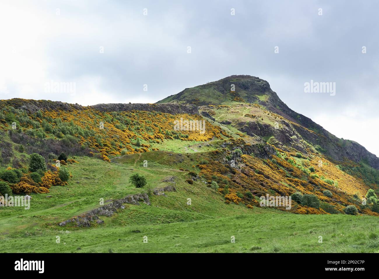 Arthur's Seat aus Salisbury Crags, Holyrood Park, Edinburgh, Schottland, Großbritannien Stockfoto