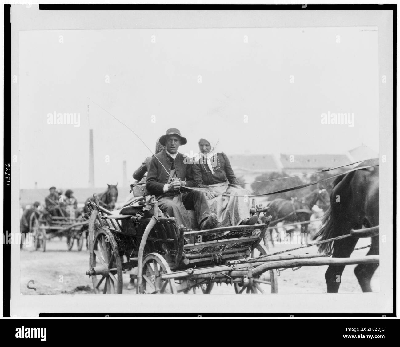 Mann und Frau im Pferdewagen, die vom Markt in Ungarn zurückkommen. Frank and Frances Carpenter Collection, Carts & Waggons, Ungarn, 1920-1930. Stockfoto