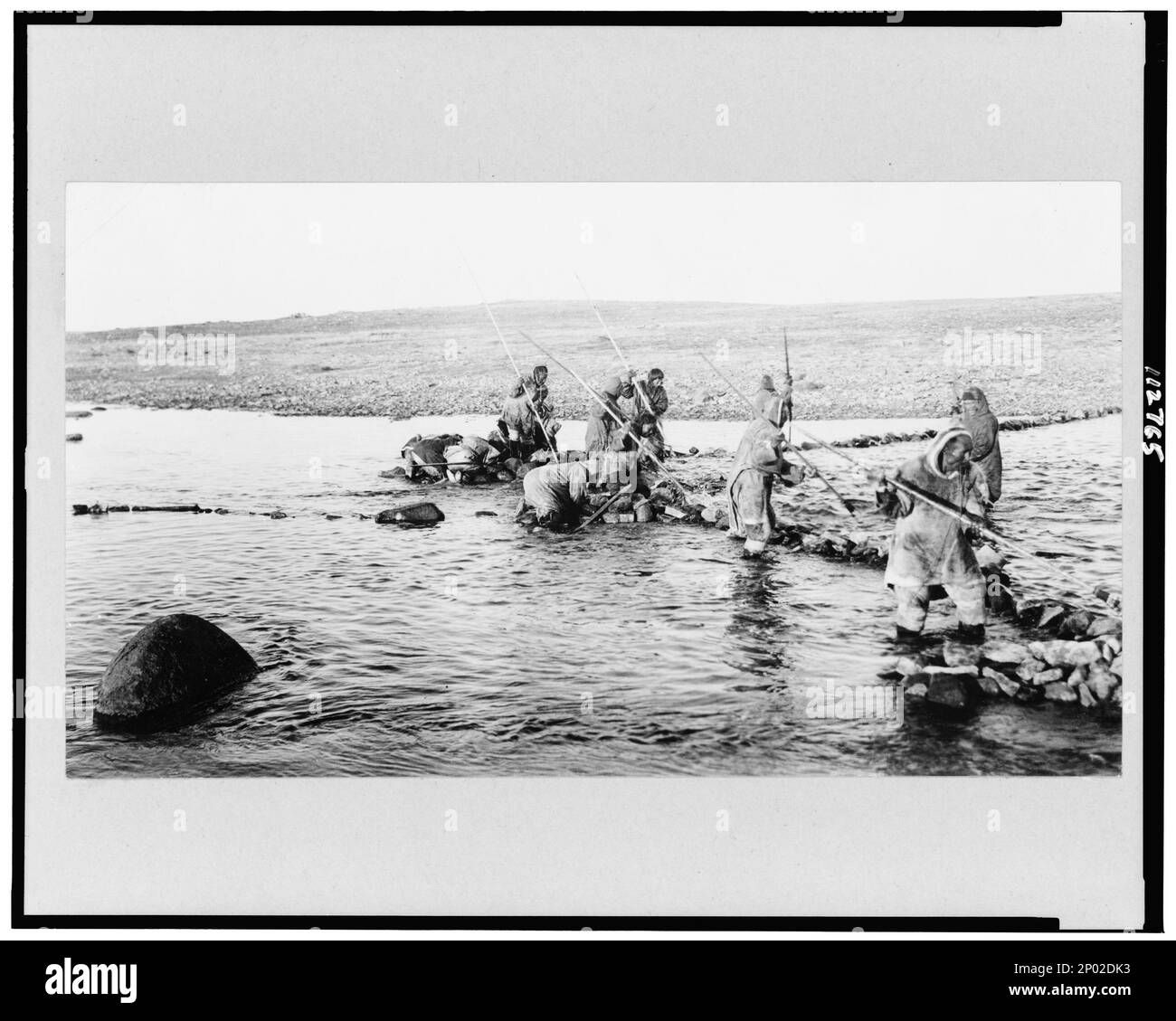 Inuit tötet Lachs mit Speeren, Kanada. Foto: Canadian Geological Survey, Frank and Frances Carpenter Collection, Inuit, Subsistence Activities, Kanada, 1910-1930, Speerfischen, Kanada, 1910-1930. Stockfoto