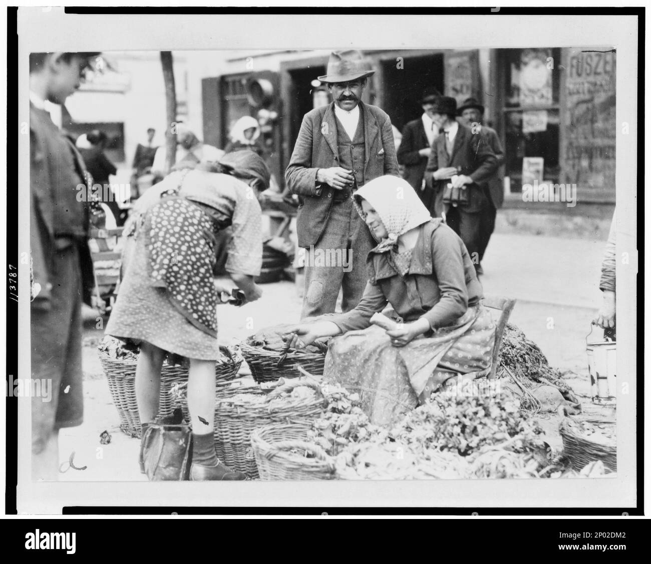 Frau, die Produkte auf dem Markt verkauft, Ungarn. Frank und Frances Carpenter Collection, Märkte, Ungarn, 1920-1930, Verkauf, Ungarn, 1920-1930. Stockfoto