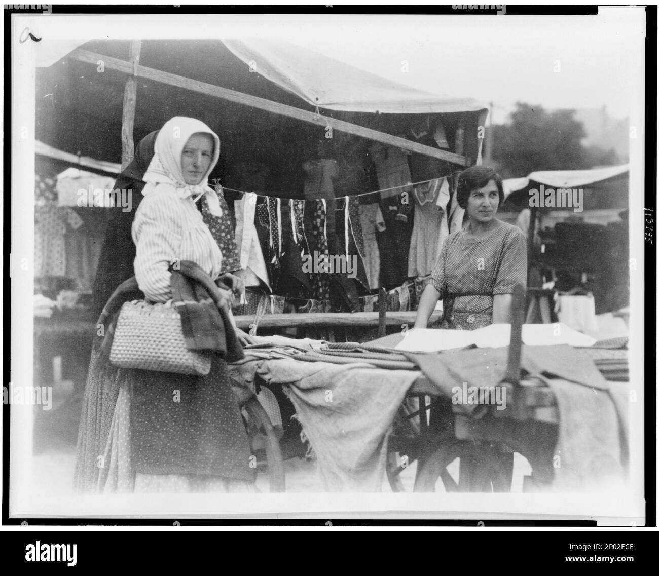 Frau, die Textilien auf dem Markt in Ungarn einkauft. Frank and Frances Carpenter Collection, Markets, Ungarn, 1920-1930, Textilien, Ungarn, 1920-1930. Stockfoto