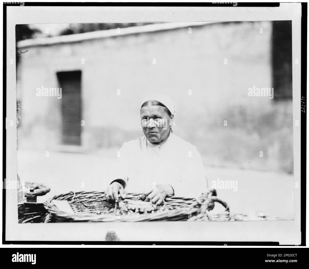 Frau mit Korb im Markt, Ungarn. Frank and Frances Carpenter Kollektion, Damen, Ungarn, 1920-1930, Märkte, Ungarn, 1920-1930. Stockfoto