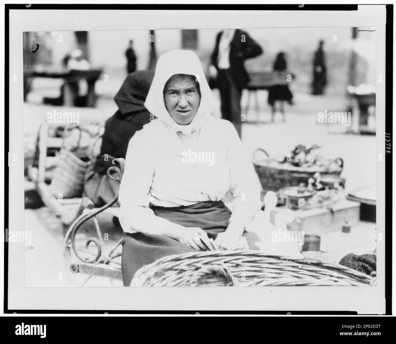 Frau mit Korb im Markt, Ungarn. Frank and Frances Carpenter Kollektion, Märkte, Ungarn, 1920-1930, Frauen, Ungarn, 1920-1930. Stockfoto