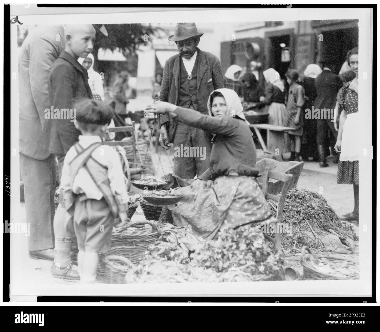 Eine Frau, die Gemüse auf dem Markt in Ungarn verkauft. Frank und Frances Carpenter Collection, Märkte, Ungarn, 1920-1930, Verkauf, Ungarn, 1920-1930. Stockfoto