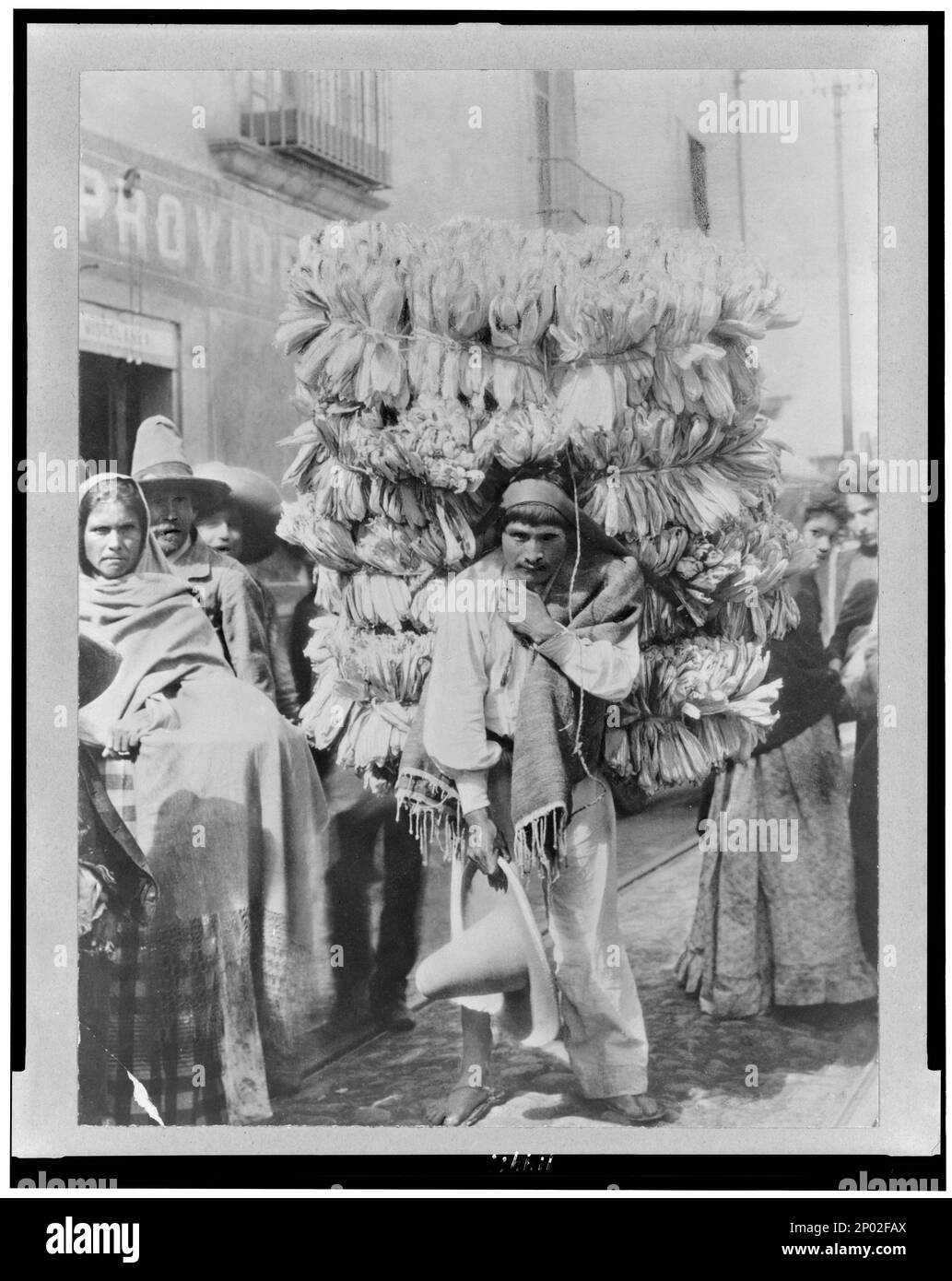 Mann, der Maisschalen als Geschenkpapier verkauft. Frank and Frances Carpenter Collection, Copyright von C. B. Waite, San Juan de Letrán No. 5, Mexico City, Peddlers, Mexiko, 1890-1930. Stockfoto