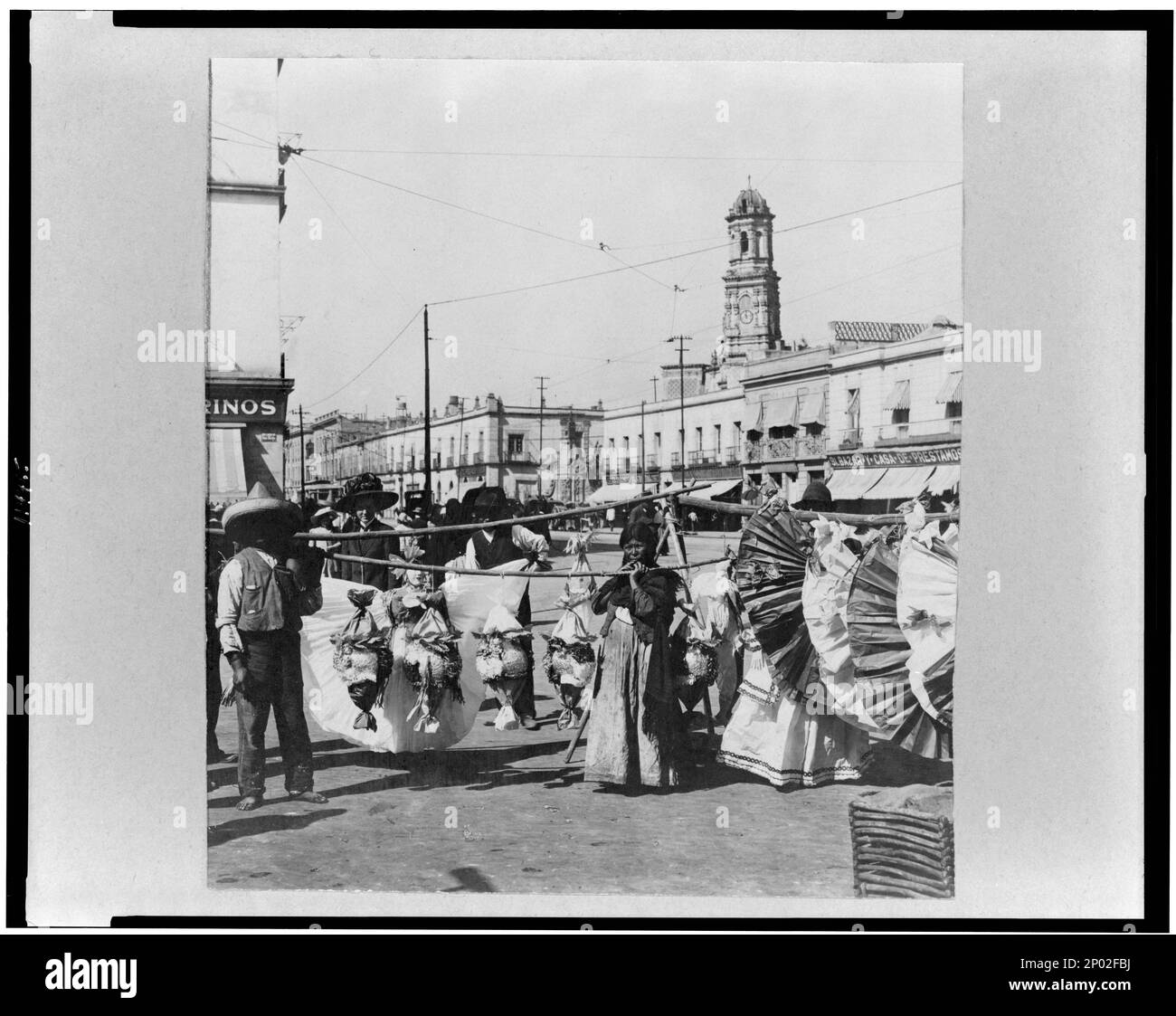 Dekorierte Töpfergläser und Figuren namens piñates hielten früher Weihnachtsgeschenke. Frank and Frances Carpenter Kollektion, Stadt- und Stadtleben, Mexiko, 1890-1930, Straßen, Mexiko, 1890-1930. Stockfoto