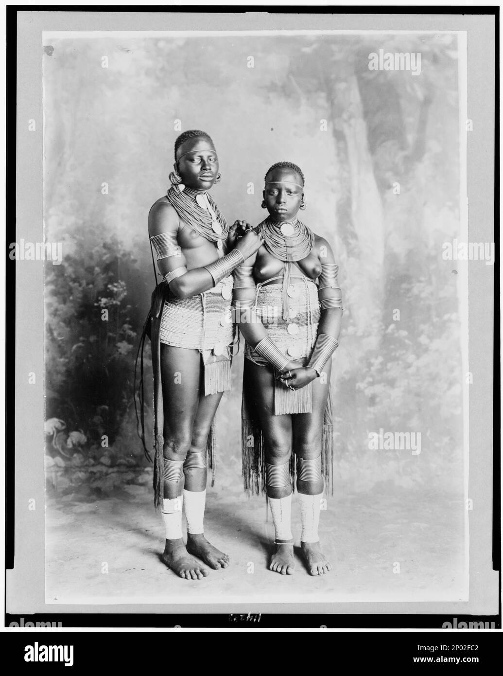 Zwei Wakamba-Mädchen, lange Porträts, stehend, nach vorne gerichtet. Frank and Frances Carpenter Kollektion, durchgehende Porträts, Kamba (Afrikaner), Frauen, 1880-1930. Stockfoto