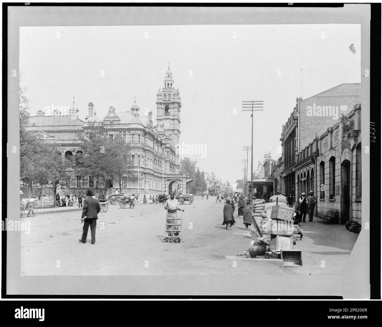Kirchenstraße und Rathaus--Maritzburg, Südafrika. Frank und Frances Carpenter Collection . Stadt & Stadtleben,Südafrika,Maritzburg,1900-1930, Straßen,Südafrika,Maritzburg,1900-1930. Stockfoto