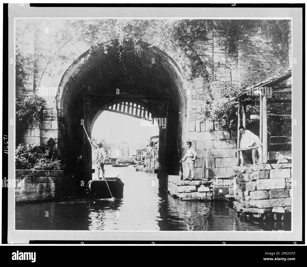China, Provinz Kiangsu, Soochow, Wassertor in der Stadt, das aufgrund seiner vielen Kanäle „Venedig des Fernen Ostens“ genannt wird. Copyright von Carpenter's World Travels, Washington, D.C., Frank and Frances Carpenter Collection , Gates,China,Suzhou (Jiangsu Sheng),1890-1930, Arches,China,Suzhou (Jiangsu Sheng),1890-1930, Kanäle,China,Suzhou (Jiangsu Sheng),1890-1930. Stockfoto