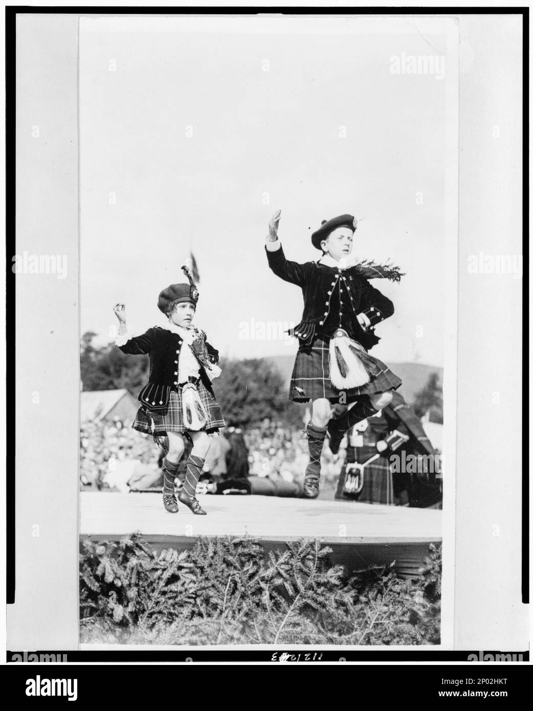 Zwei Kinder tanzen, Schottland. Frank und Frances Carpenter Collection, Kindertänzer, Schottland, 1900-1920, Kilts, 1900-1920. Stockfoto