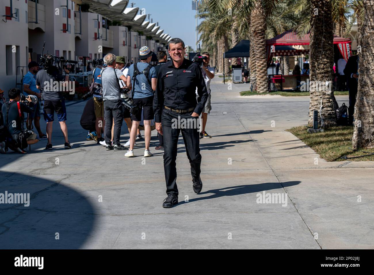 Sakhir, Bahrain, 01. März 2023, Günther Steiner nimmt am Testtag nach der Saison Teil, dem Wintertest der Formel-1-Meisterschaft 2023. Kredit: Michael Potts/Alamy Live News Stockfoto