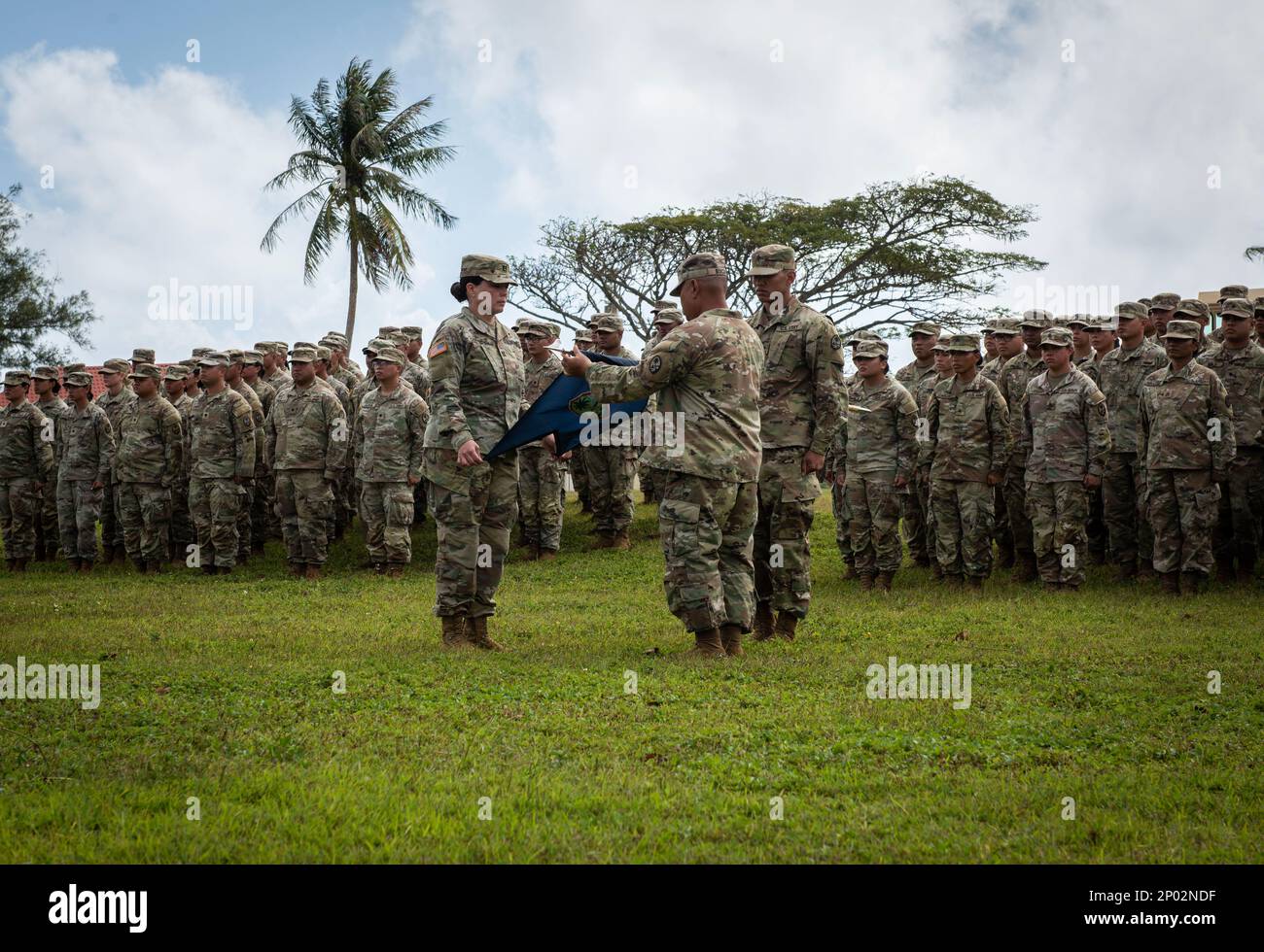 YIGO, Guam (10. Februar 2023) - Soldaten der 1224. Engineer Support Company (ESC) der Guam Army National Guard, bestehend aus der Einheit Task Force Phalanx, Und Soldaten der Guam Army National Guard Element, 1-294. Infanterie-Bataillon, H-Kompanie, 1224. Engineer Support Company und die medizinische Einheit der Guam Army National Guard, Der die Einheit Task Force Sindalu umfasst, nahm am 7. Februar an einer Zeremonie zur Übertragung der Autorität auf dem Luftwaffenstützpunkt Andersen Guam in Yigo Teil. Task Force Sindalu übernahm offiziell die Mission von Task Force Phalanx, die Sicherheitseinsätze zur Unterstützung von T bereitstellt Stockfoto