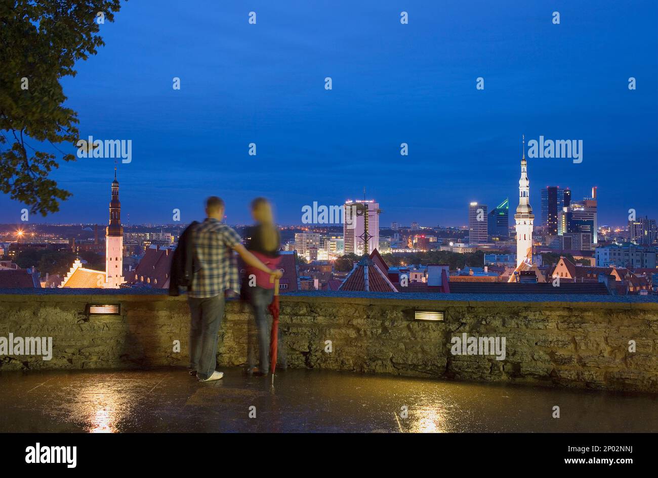 Paar, erhöhten Blick von der Aussichtsplattform im Stadtteil Toompea, Tallinn, Estland Stockfoto