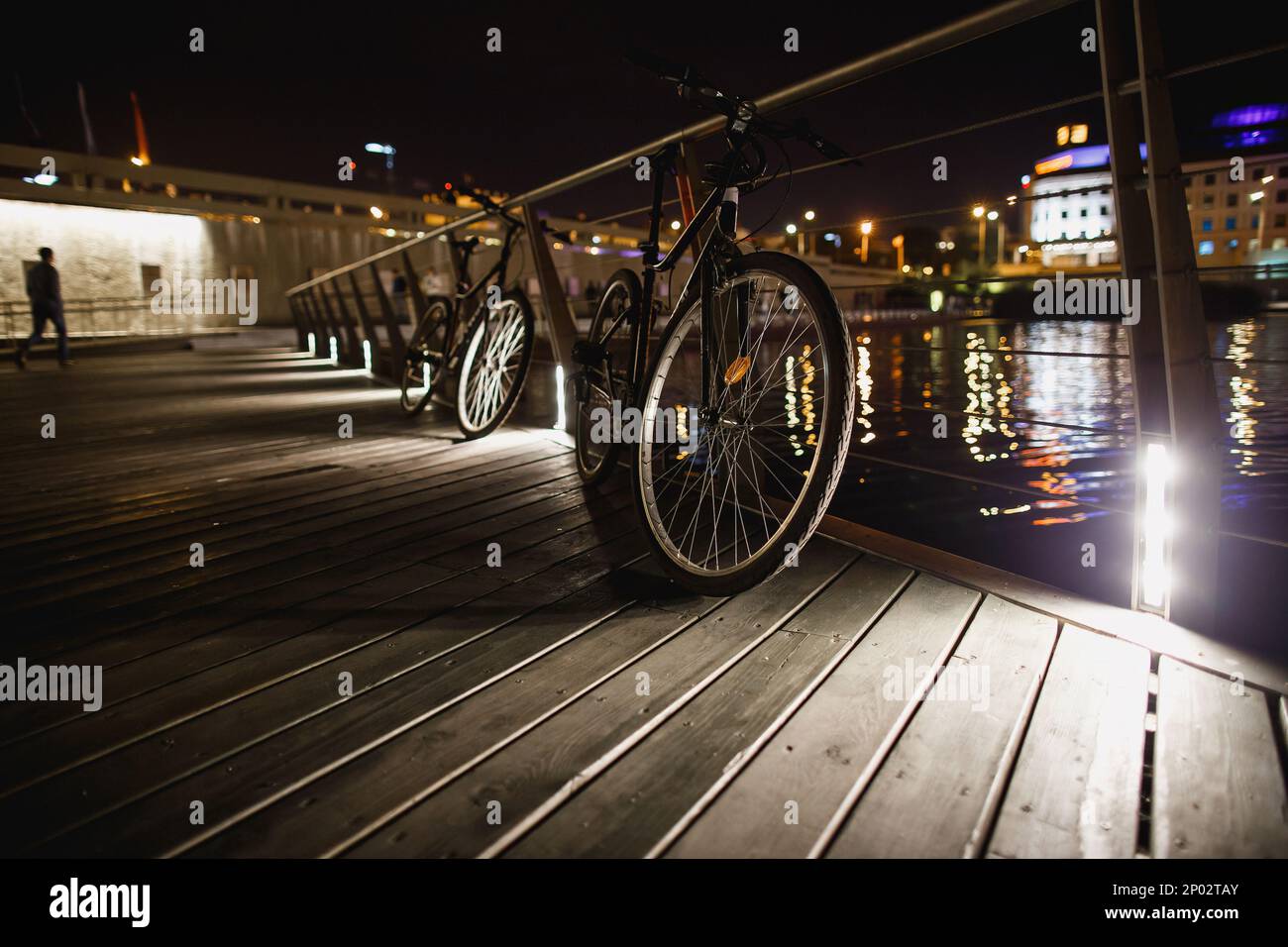 Zwei Geparkte Fahrräder In Der Stadt Europa Bei Nacht. Stockfoto