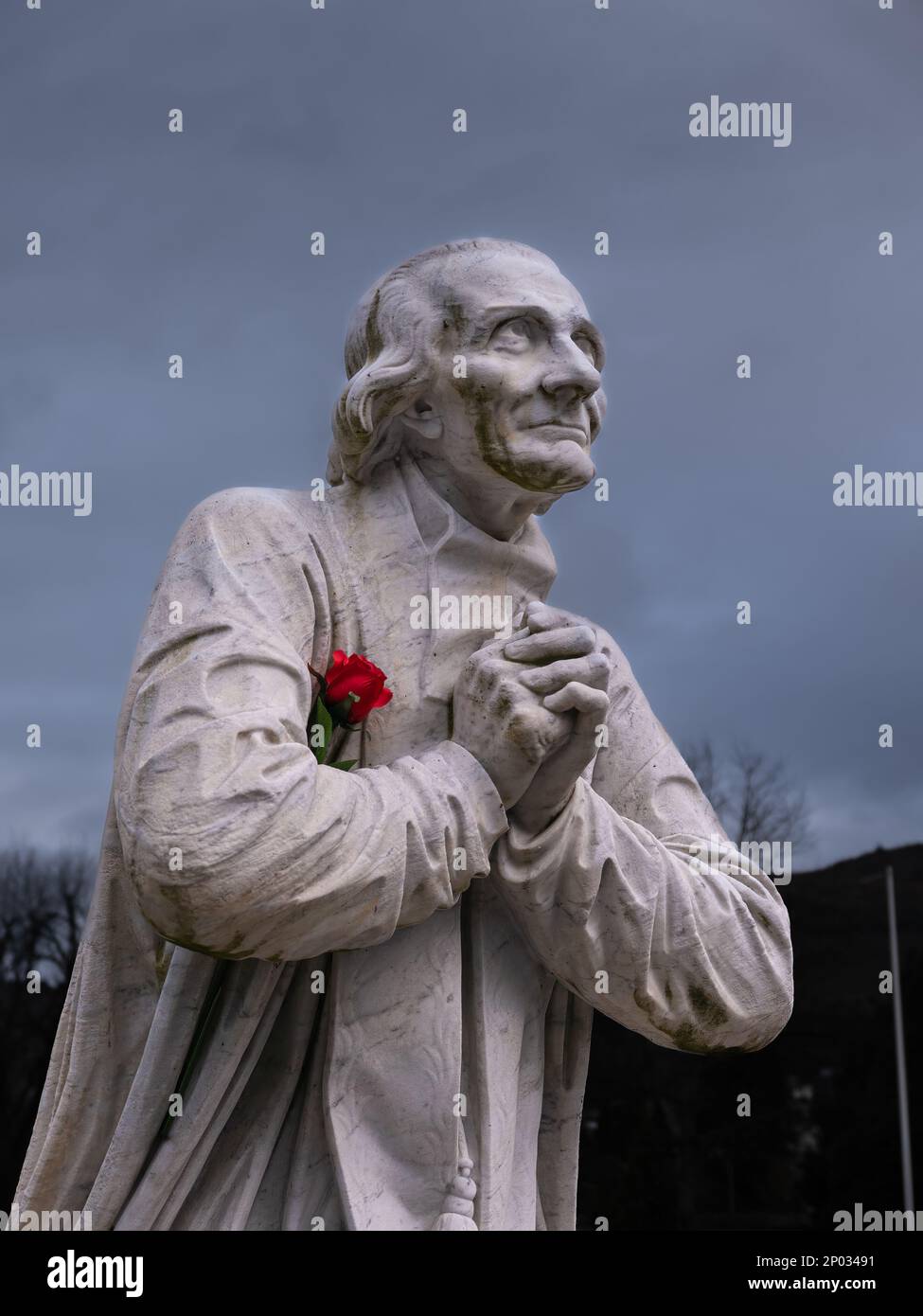 Lourdes, Frankreich - 1. Februar 2022: Eine Statue von Jean-Marie Vianney , verehrt als Saint John Vianney, ein französischer katholischer Priester und schutzpatron von p Stockfoto