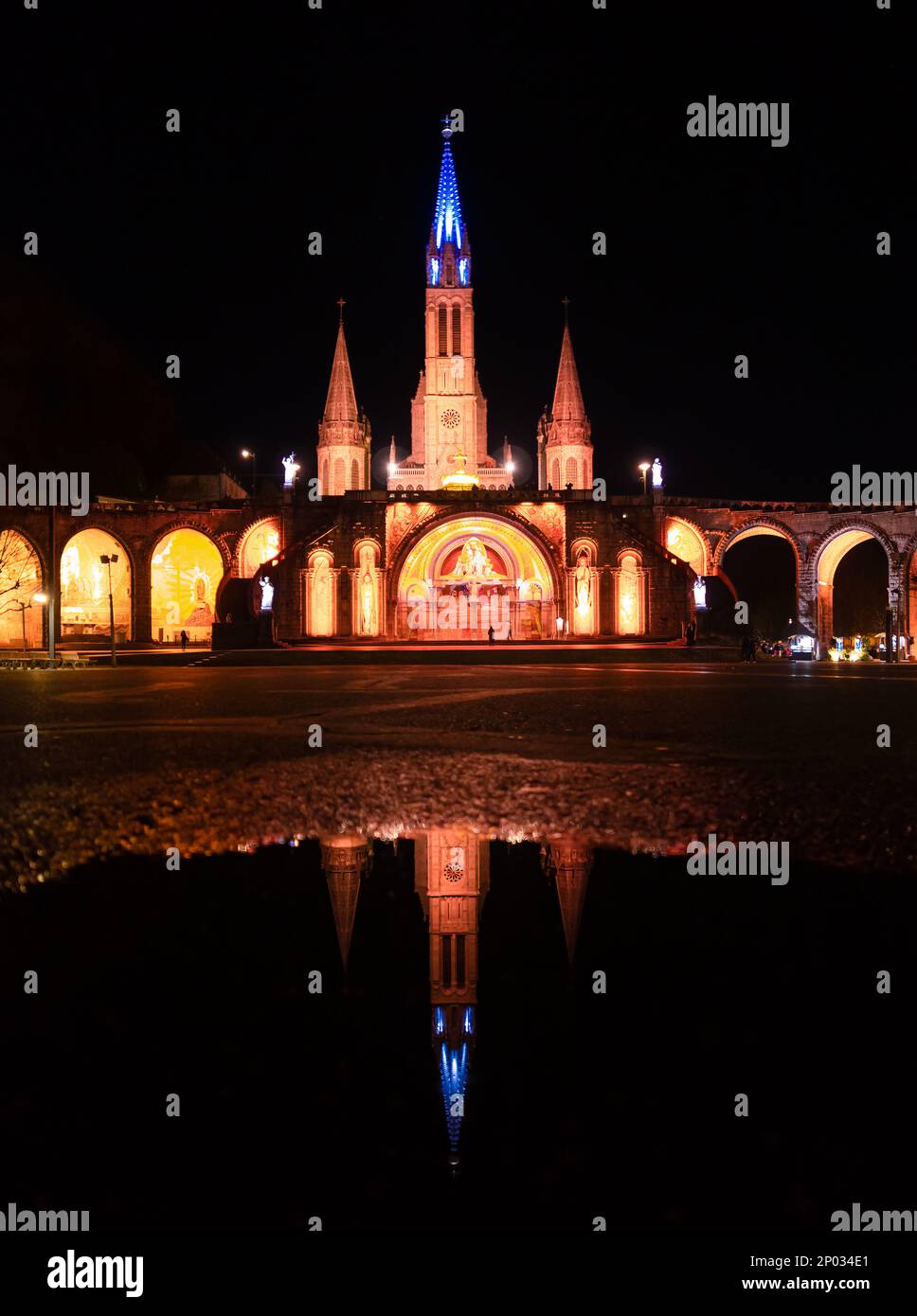 Lourdes, Frankreich - 3. Januar 2023: Die beleuchtete Basilika des Heiligen Rosenkranzes in Lourdes Stockfoto