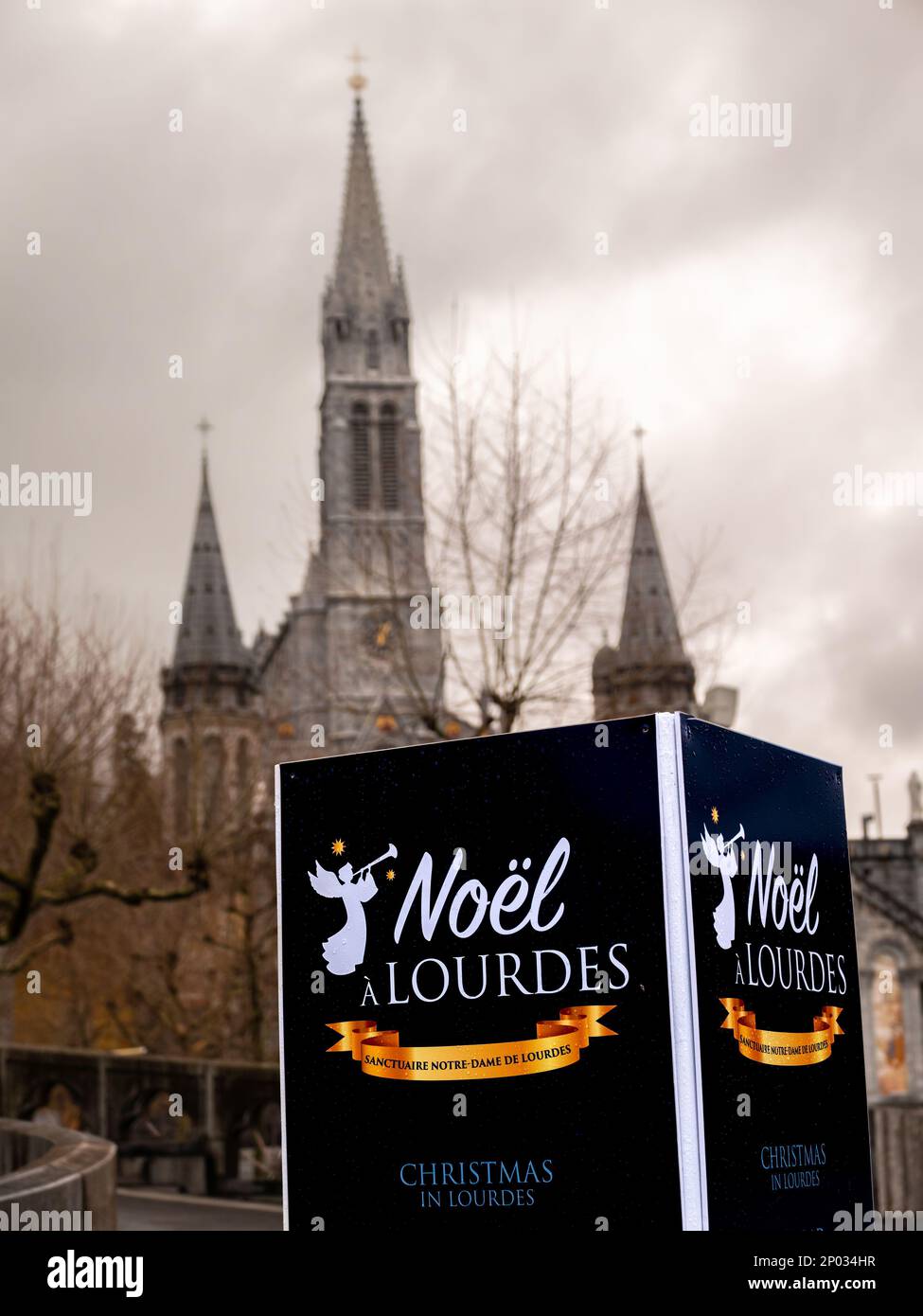 Lourdes, Frankreich - 5. Januar 2022: Einladung zur Weihnachtsfeier in Lourdes und zur Basilika des Rosenkranzes Stockfoto