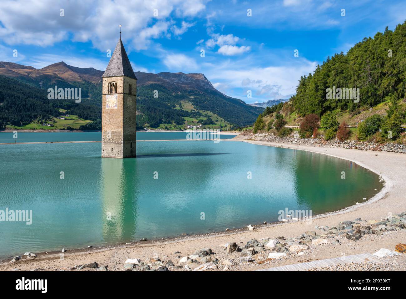 Der Glockenturm der Kirche stammt aus dem überfluteten Dorf Graun - Curon im Vinschgau, Südtirol, Italien Stockfoto
