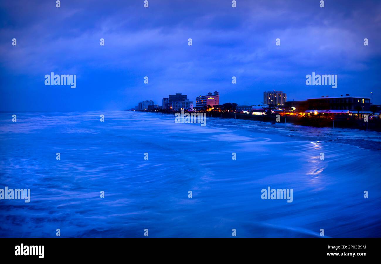 Ein Sturm bringt unruhige Wellen an Land in Jacksonville Beach, FL, Stockfoto