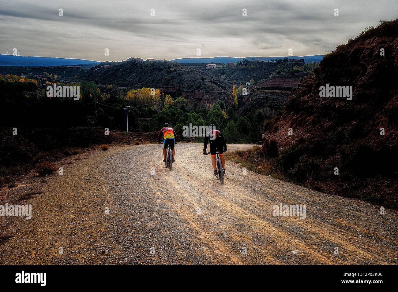 2 Mountainbiker auf einer Strecke in den Bergen von Teruel, Spanien Stockfoto