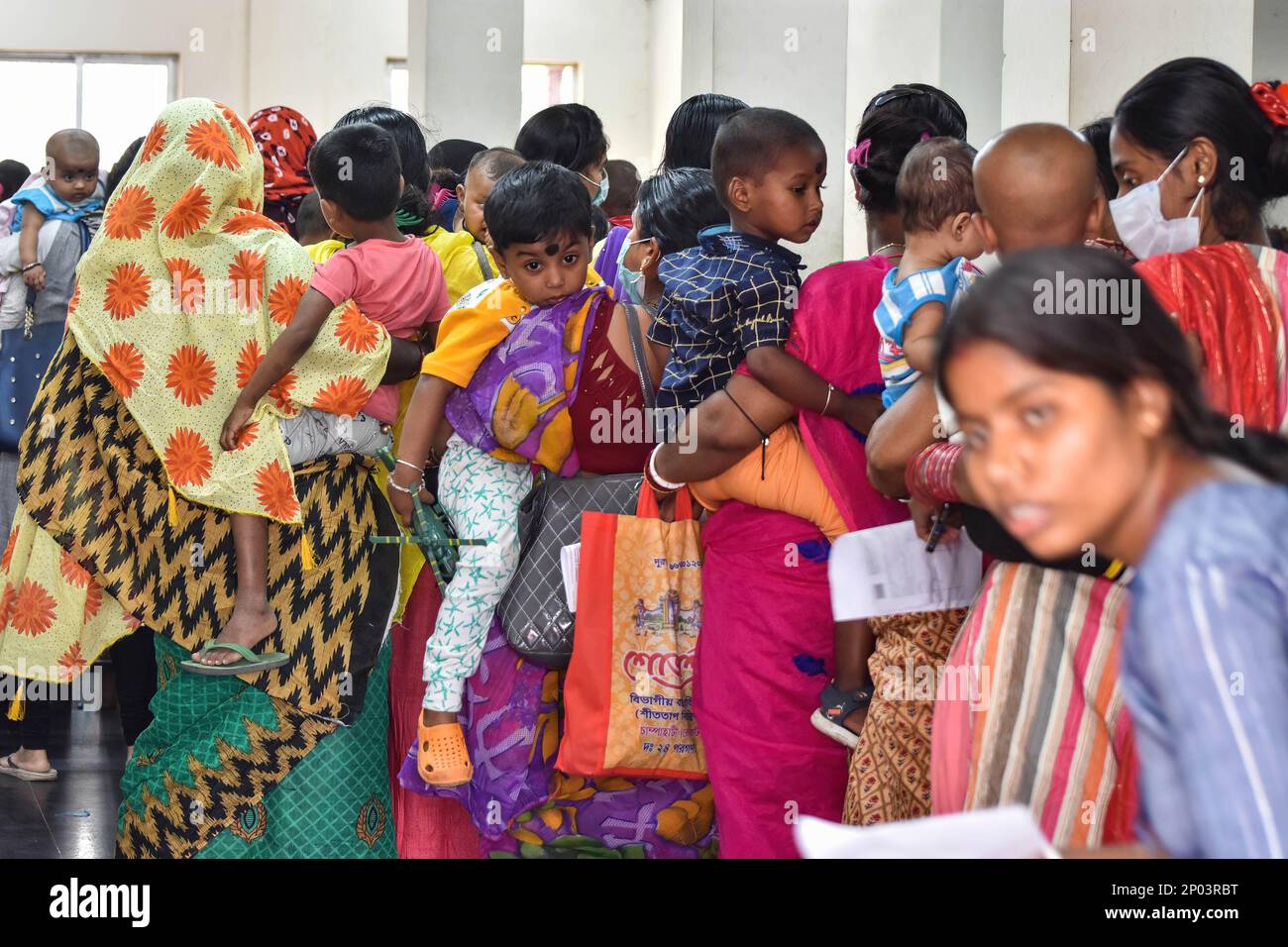 Mütter mit ihren Kindern stellen sich vor dem Dr. B C Roy Post Graduate Institute of Pediatric Sciences in Kolkata auf die Behandlung akuter Atemwegsinfektionen (ARI), inmitten eines plötzlichen Anstiegs von Adenovirus-Fällen. Grippeähnliche Symptome, Fieber, Erkältung und Husten, Atembeschwerden und Müdigkeit bei Kindern wurden in Kalkutta und anderen Städten Westbengalen berichtet. Laut Medienberichten starben in Westbengalen in den letzten Tagen mehr als 12 Kinder an akuten Atemwegsinfektionen. (Foto: Dipayan Bose/SOPA Images/Sipa USA) Stockfoto