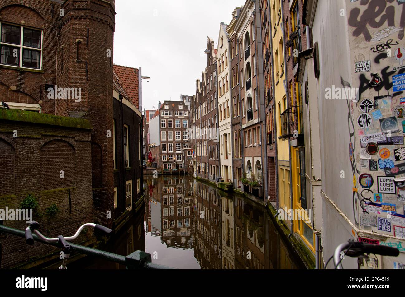Oudezijds Achterburgwal von der Vredenburger Brücke, Amsterdam, Niederlande Stockfoto